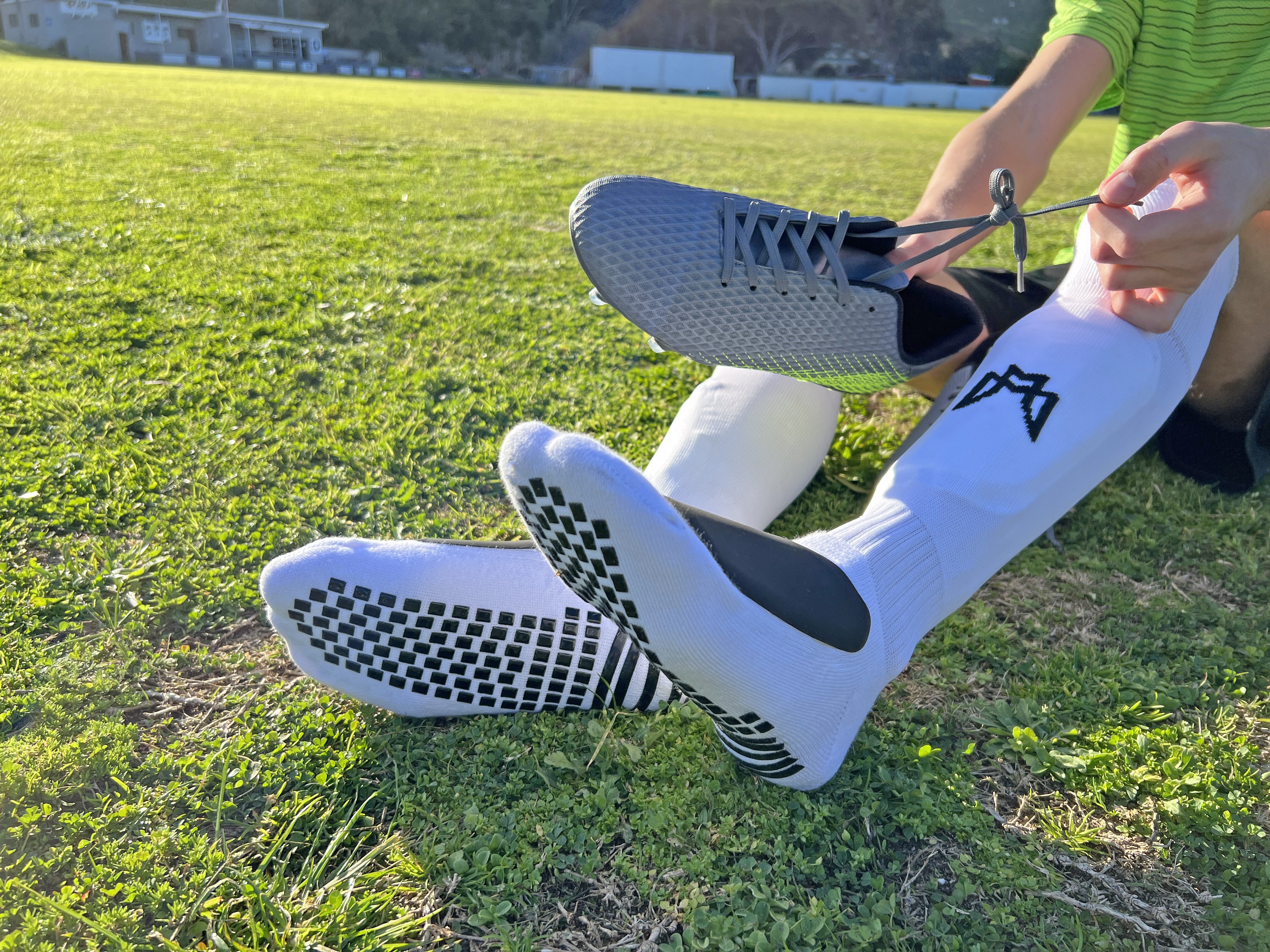 MediCaptain™ Ultimate ALL IN ONE Soccer Sock with Shin Guard - Metatarsal Pad - Anti Slip Grip Technology